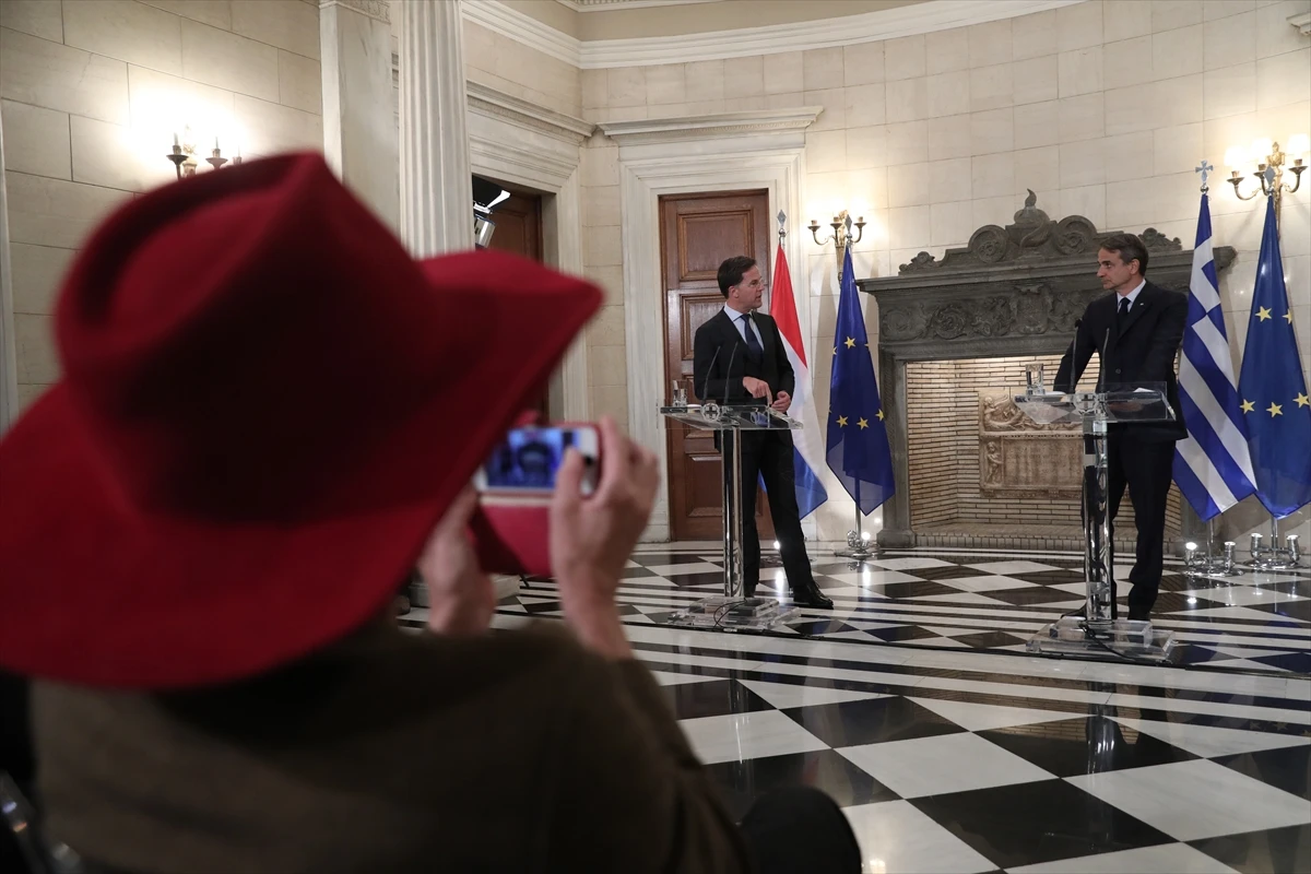 Hollandalı gazetecinin mülteciler konusunda “Neden yalan söylüyorsun” sorusu Miçotakis’i kızdırdı!